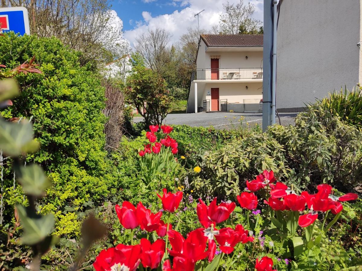 Hotel Montespan Lussac-les-Chateaux Exterior photo