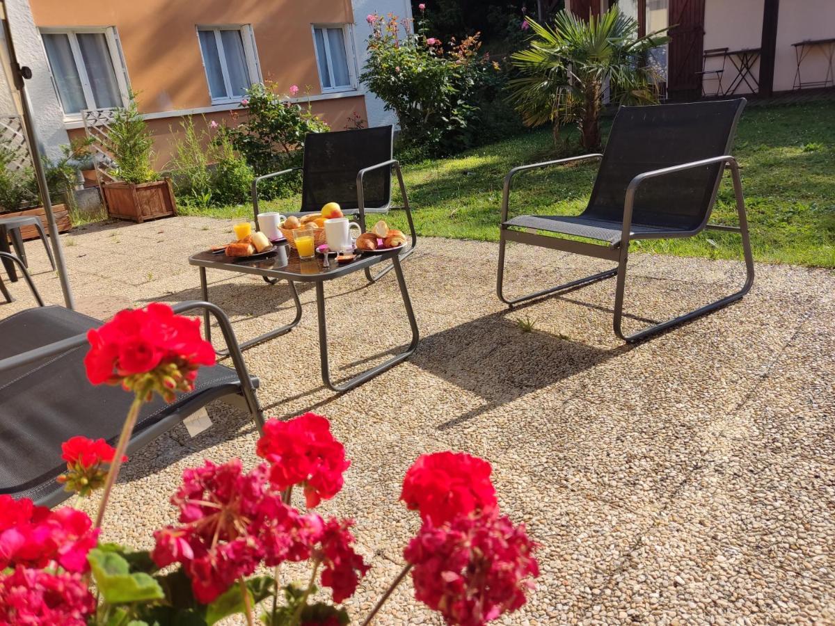 Hotel Montespan Lussac-les-Chateaux Exterior photo