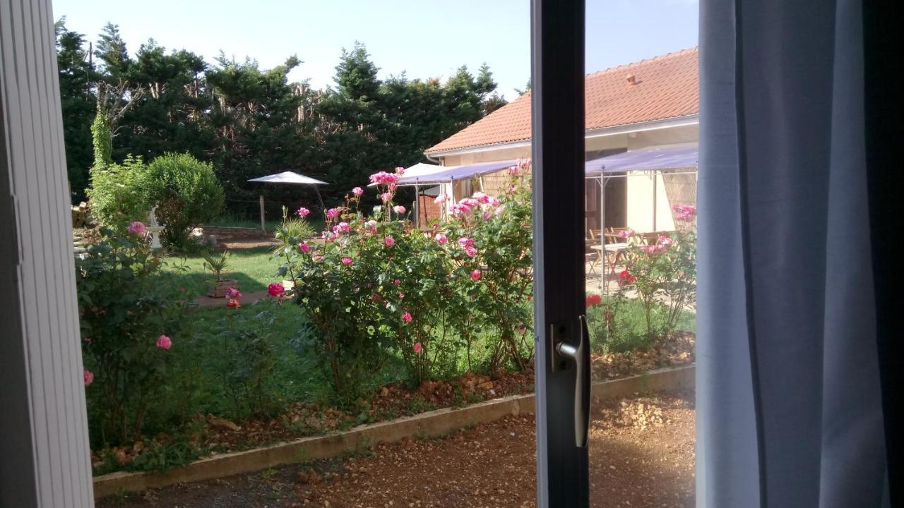Hotel Montespan Lussac-les-Chateaux Exterior photo